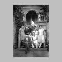 022-0546 Gruppenbild bei Erzbergers. Im Bild Lehrer Droese mit Ehefrau und Tochter, Kaethe Peterson, Frida Pawasserat und Frau Erzberger. .jpg